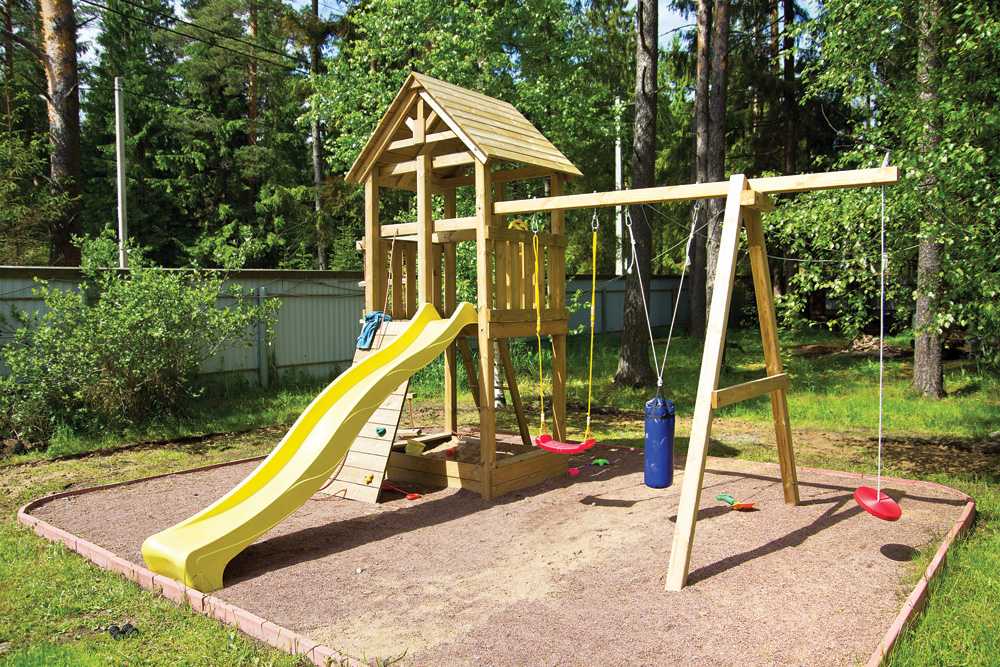 Какое покрытие лучше подходит для детских площадок на даче?