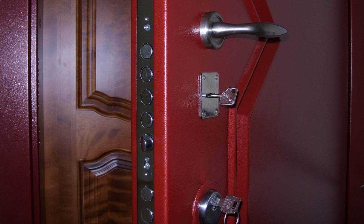Замена замка на входной металлической двери: разновидности