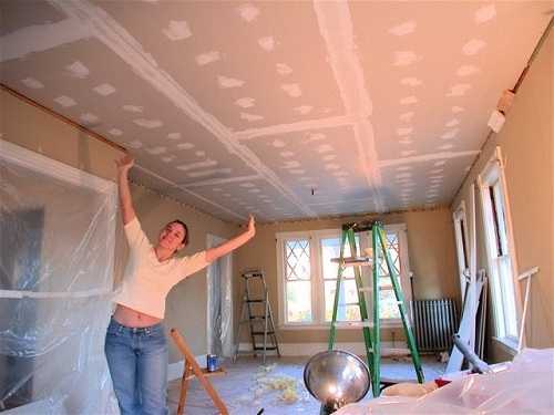 Как сделать потолок в комнате своими руками: примеры того, как можно выполнить натяжной или пластиковый недорого и красиво, фото лучших вариантов