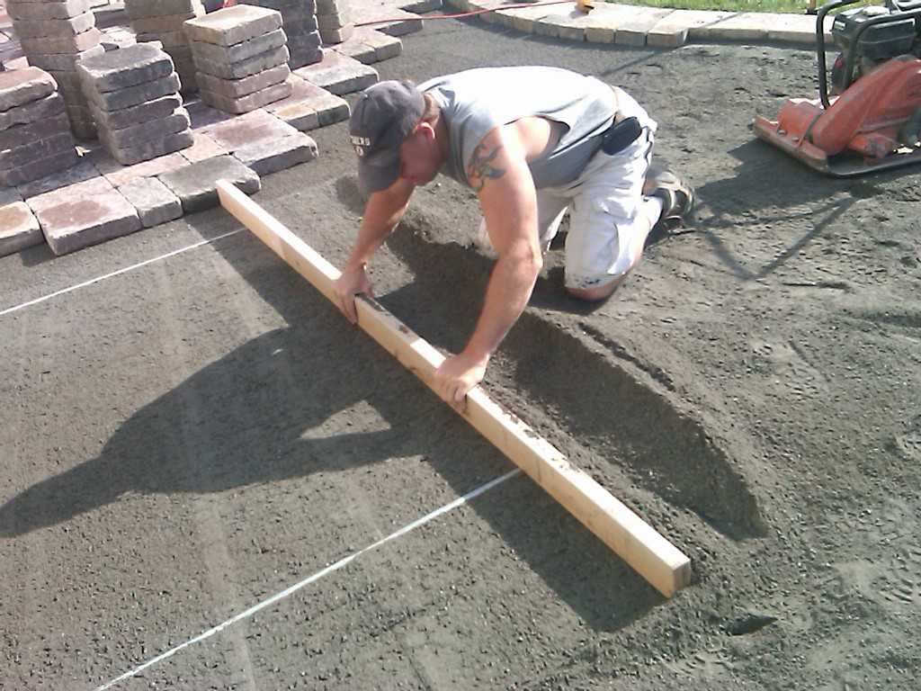 Как положить тротуарную плитку — технология укладки на песок и бетонное основание своими руками