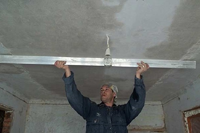 Выравнивание потолка своими руками - инструкция по выравниванию потолка (+фото)
