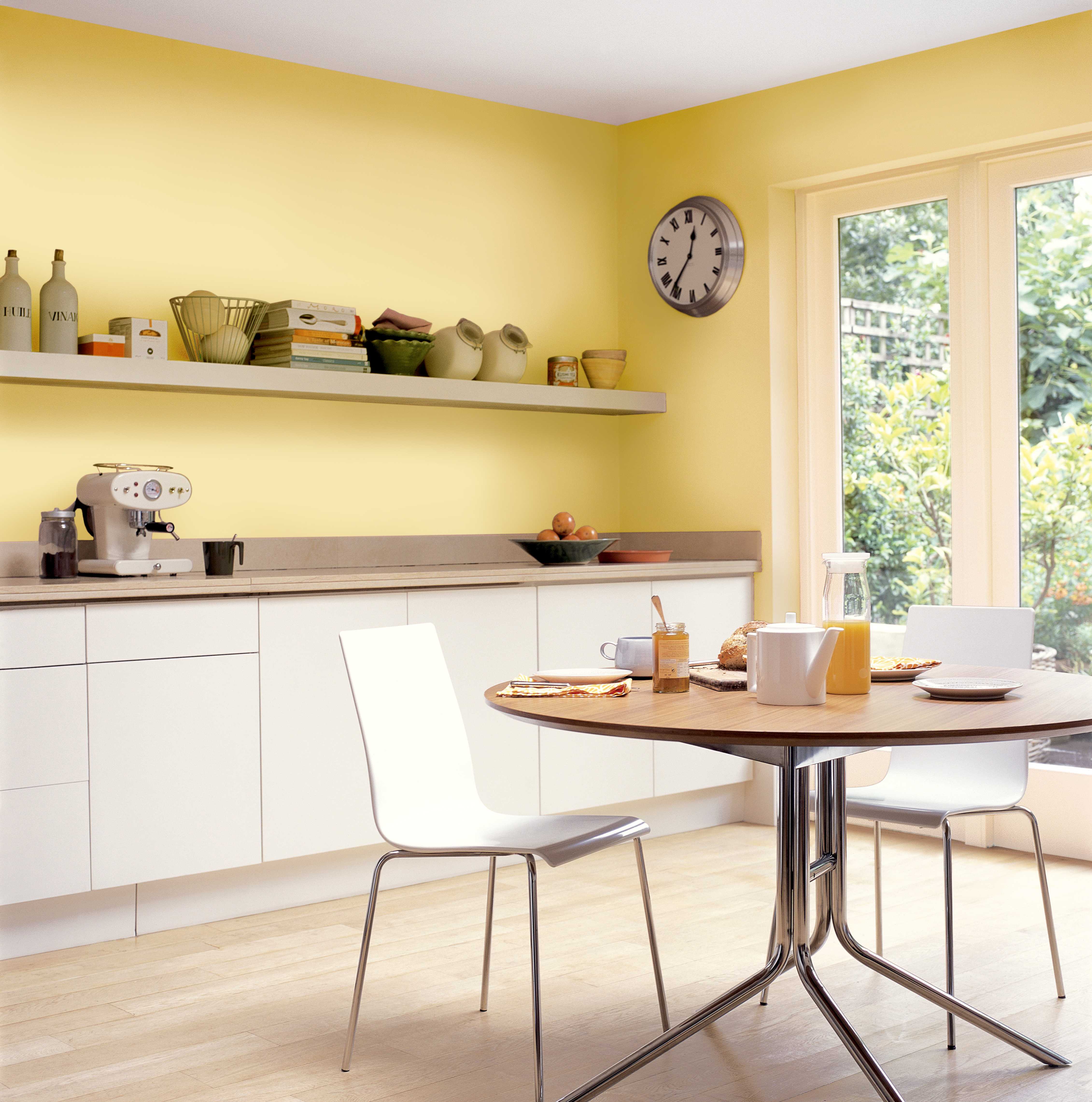 Чем можно покрасить кухню. Стены на кухне. Цвет стен на кухне. Модный цвет стен на кухне. Цветовая гамма для кухни стены.