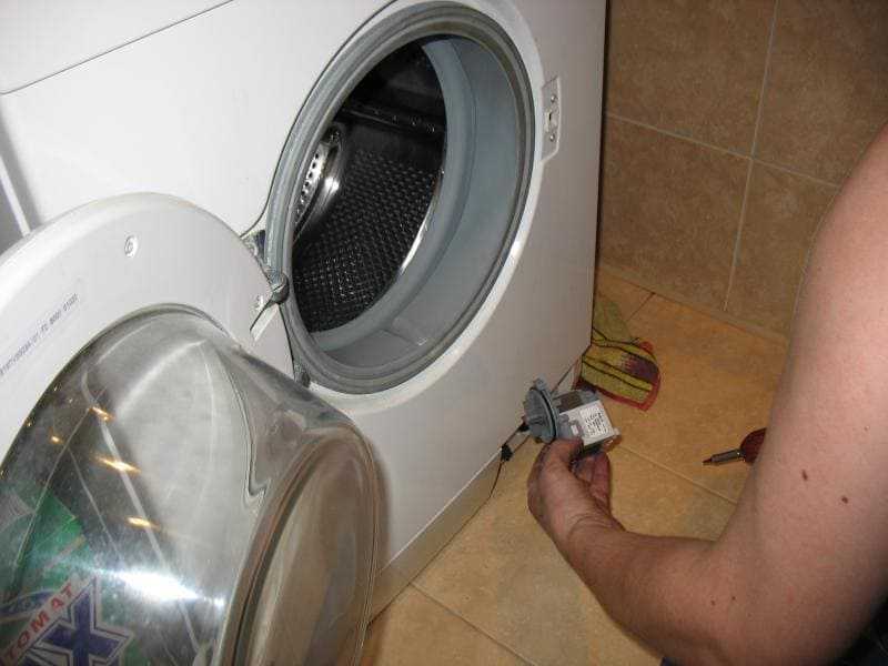 О жадинах: что делать, если стиральная машина постоянно набирает и сливает воду?