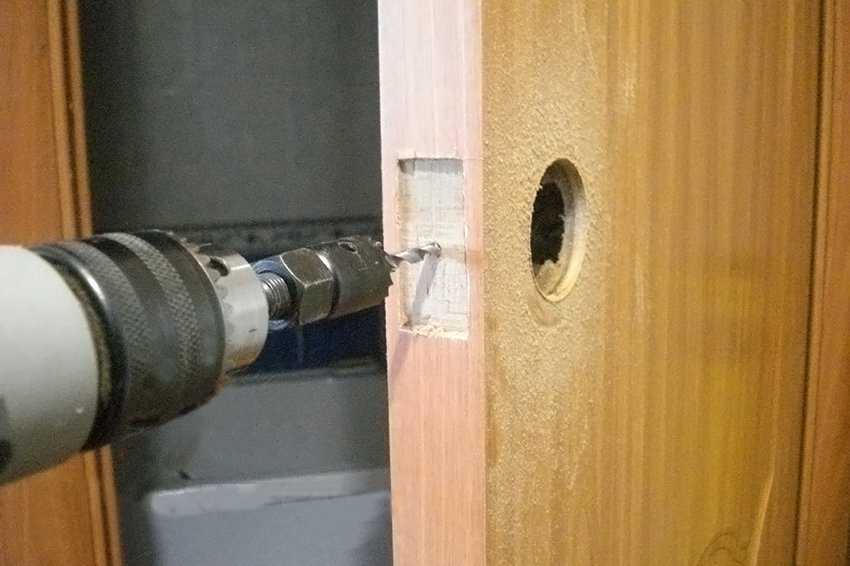 Как установить врезной замок в деревянную дверь