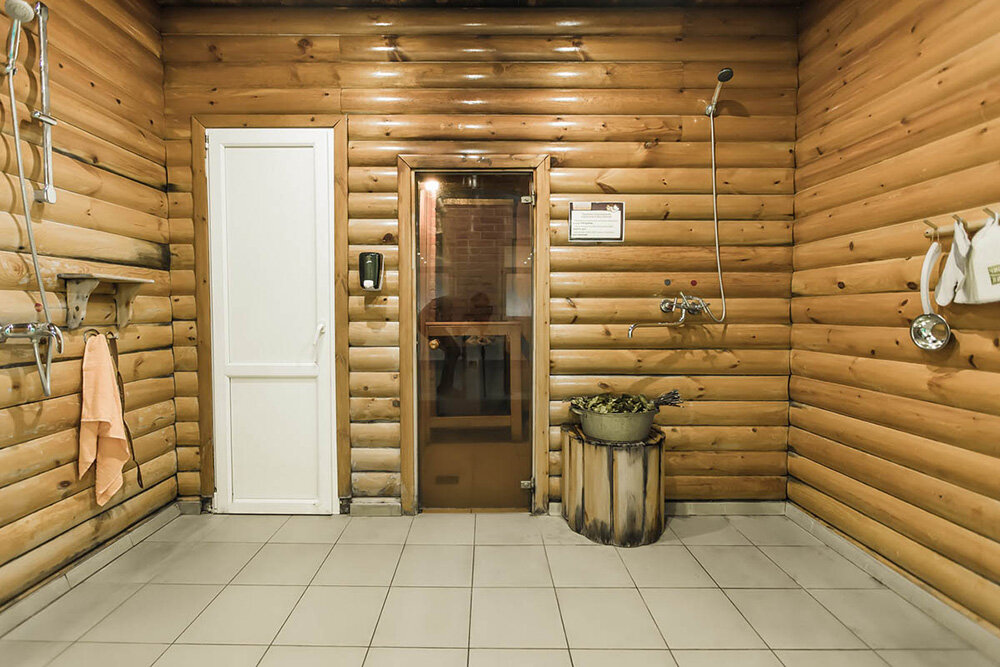 Стеклянные или деревянные двери для бани — какие лучше для парной?
