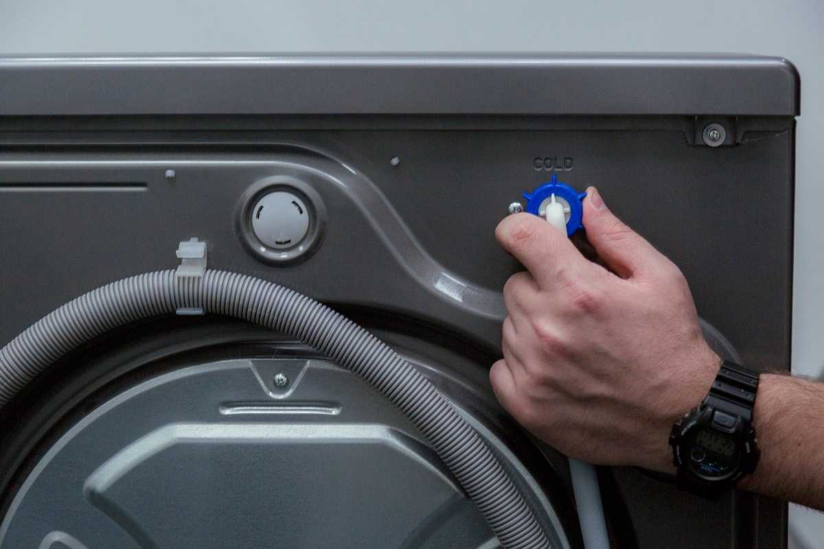 Стиральная машина набирает воду, но не стирает: причины и способы устранения проблемы