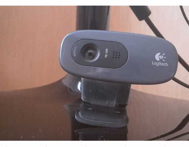 Как можно подключить веб камеру. Крепление веб камеры c310 на мониторы. Прикрепить веб камеру к монитору. Монитор с веб камерой. Подставка для веб камеры.