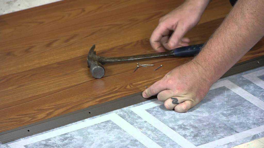 Как стелить линолеум на деревянный пол своими руками