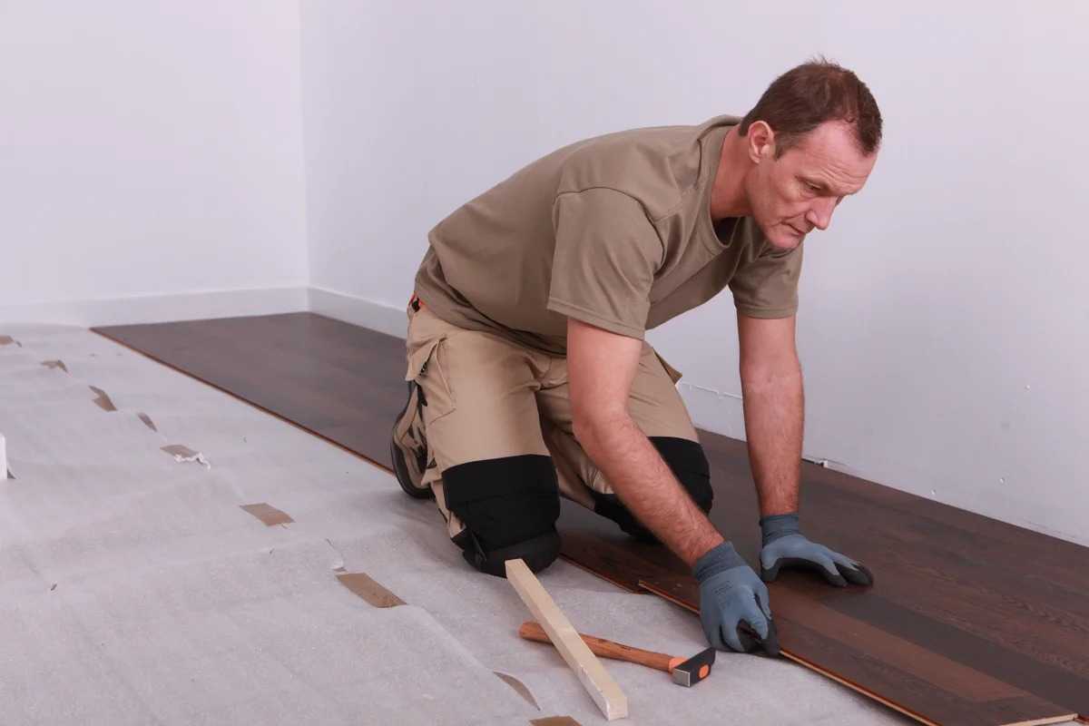 Как стелить линолеум правильно на бетонный и деревянный пол