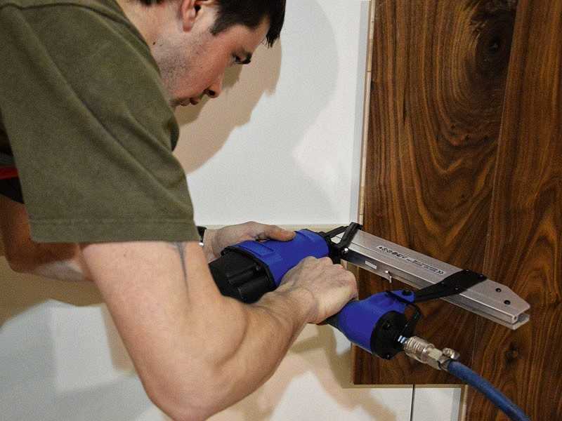 Как крепить панели мдф к стене: установка на каркас и на клей (без обрешетки)
