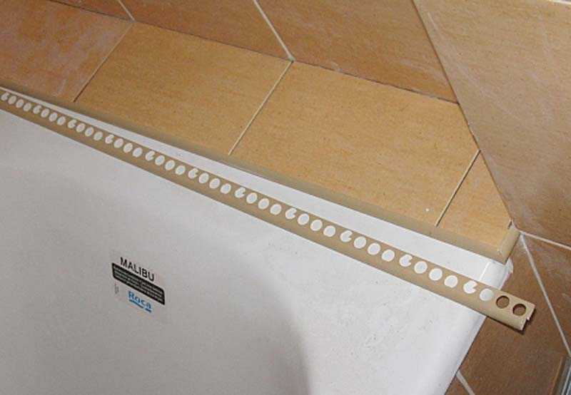 Как заделать щель между ванной и стеной – основные способы