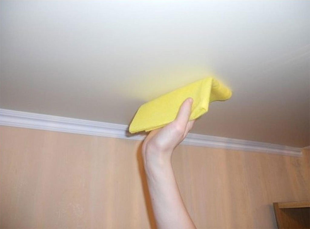 Как правильно мыть глянцевые натяжные потолки без разводов в домашних условиях