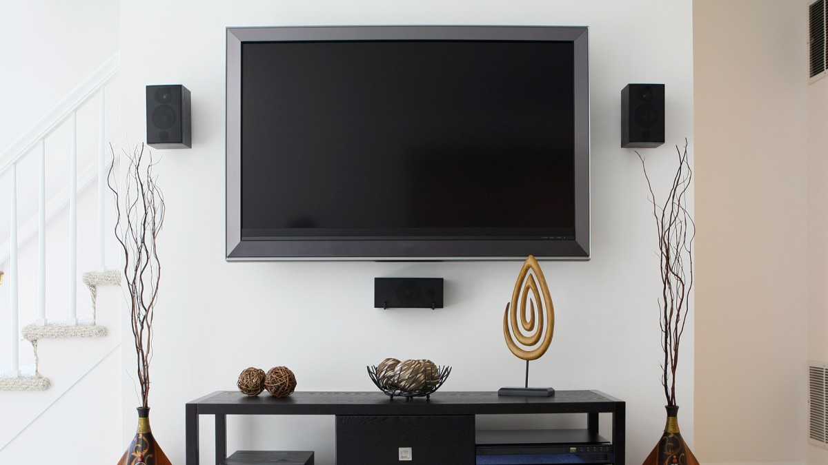Как повесить телевизор на стену без кронштейна своими руками?