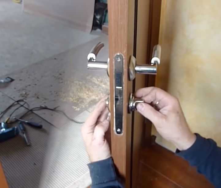 Установка врезного замка в деревянную дверь: как вставить механизм