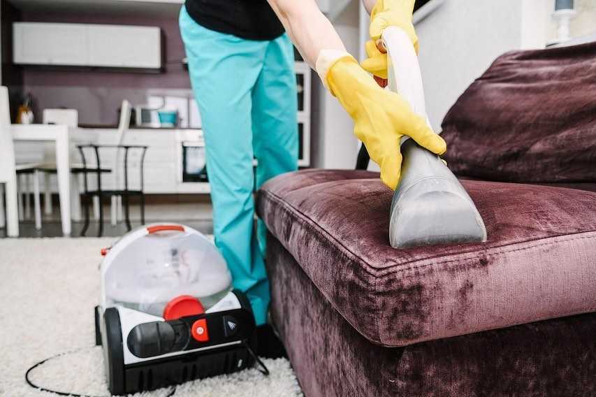 Чистка дивана в домашних условиях (50 фото): как быстро и эффективно почистить обивку из ткани от грязи и слайма своими руками?