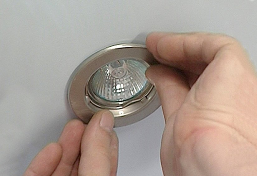 Как снять точечный светильник с натяжного потолка и заменить его новым