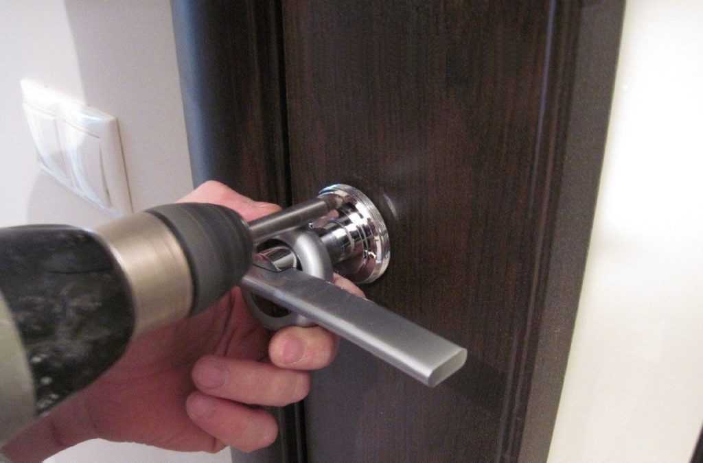 Защелка для двери: как установить и разобрать дверную ручку со встроенной защелкой своими руками, видео, инструкция » verydveri.ru