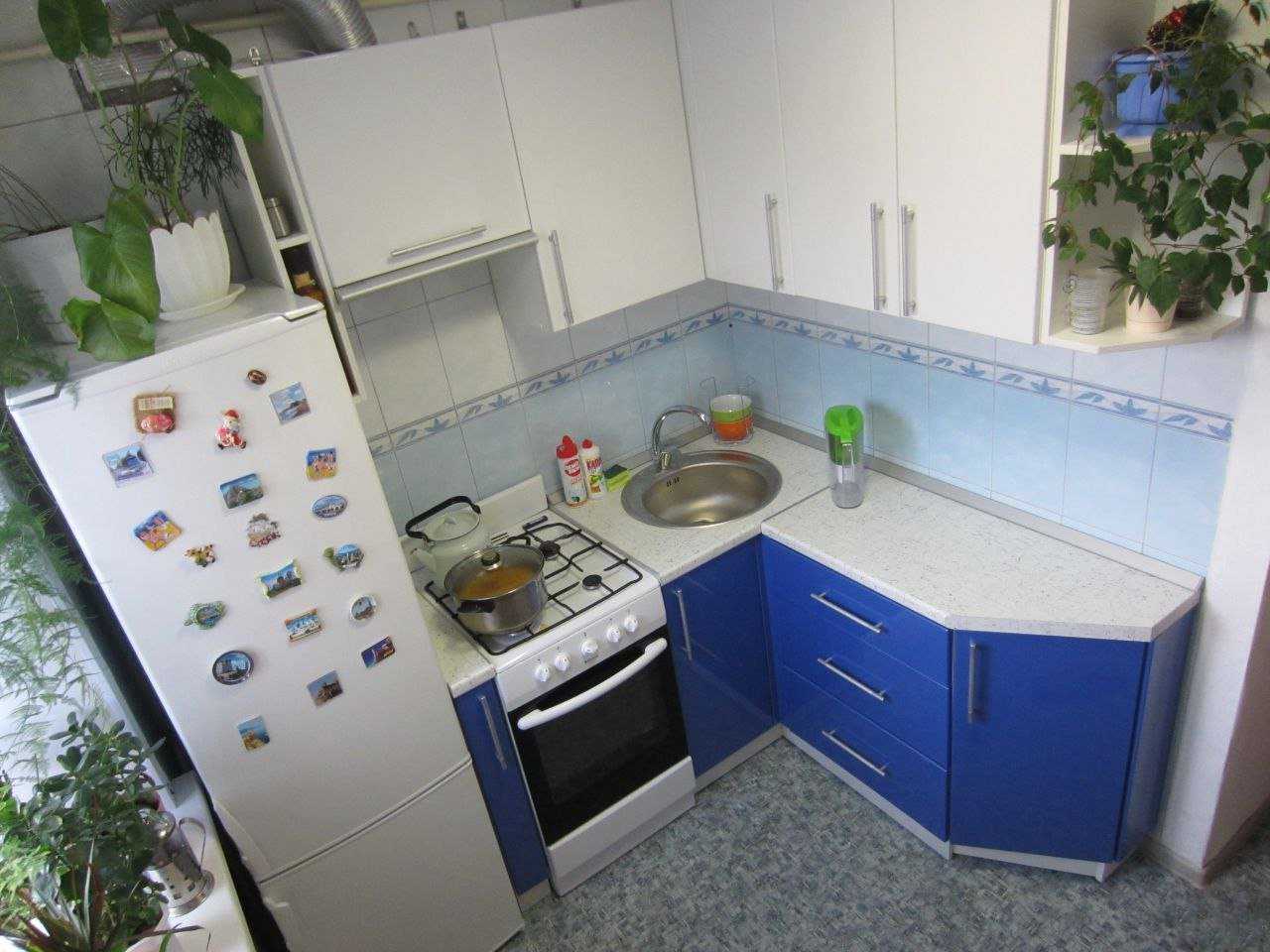 гарнитур с холодильником на кухню
