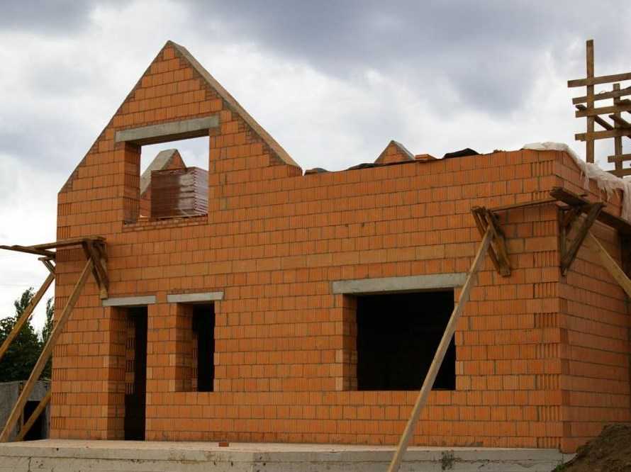 Строительство дома из кирпича своими руками. тонкости процесса строительства кирпичных домов