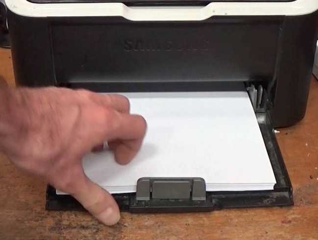 Возможные причины, почему принтер не захватывает бумагу из лотка