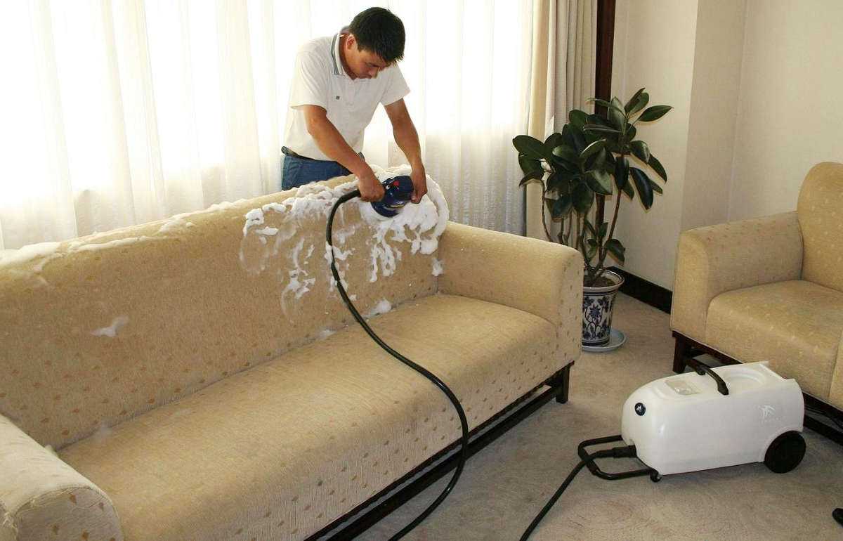Как почистить светлый диван в домашних условиях без разводов? 14 фото как отмыть мебель из белой ткани, чем вывести пятна с обивки из микрофибры