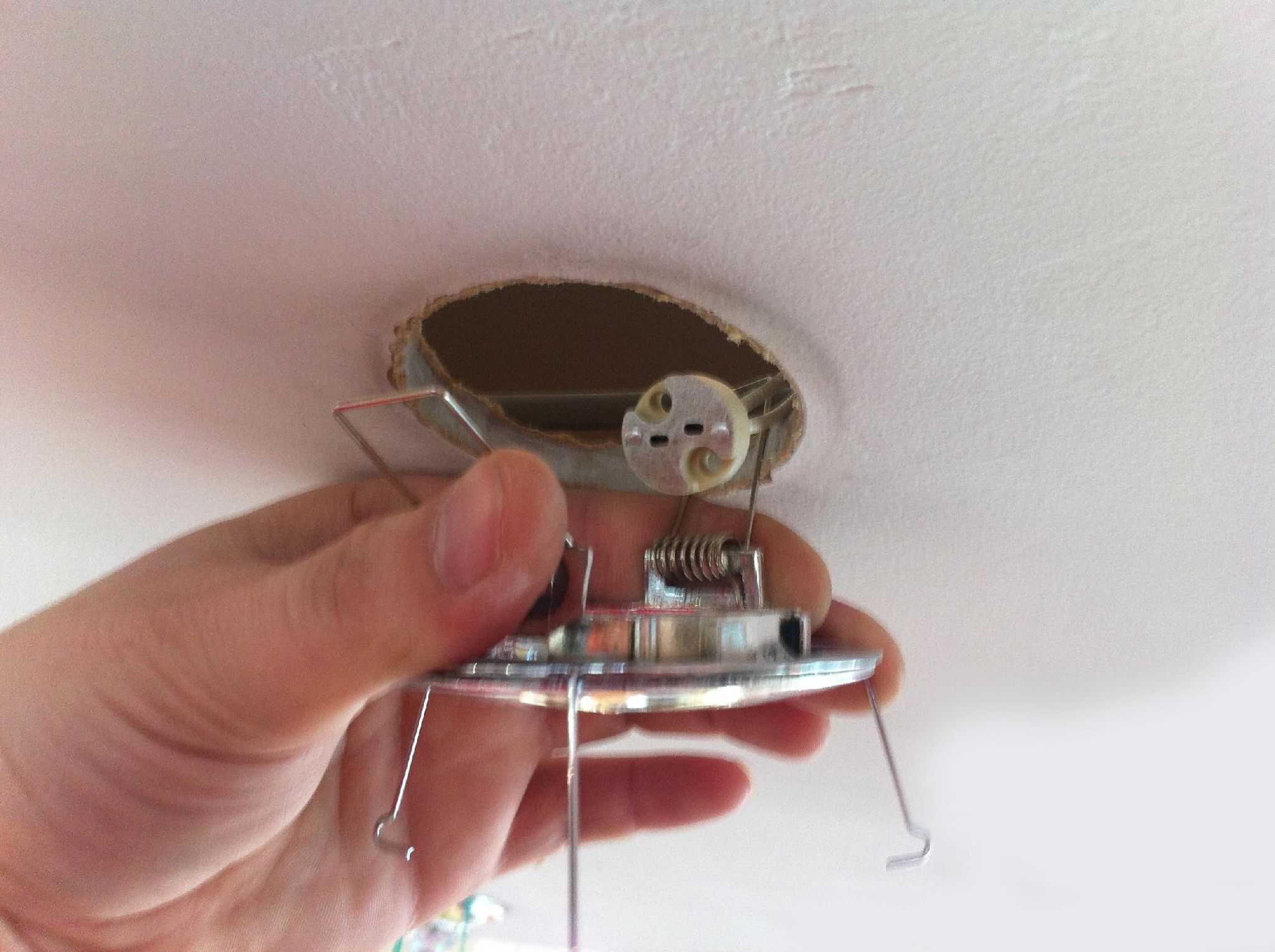 Как выкрутить лампочку из подвесного потолка быстро?