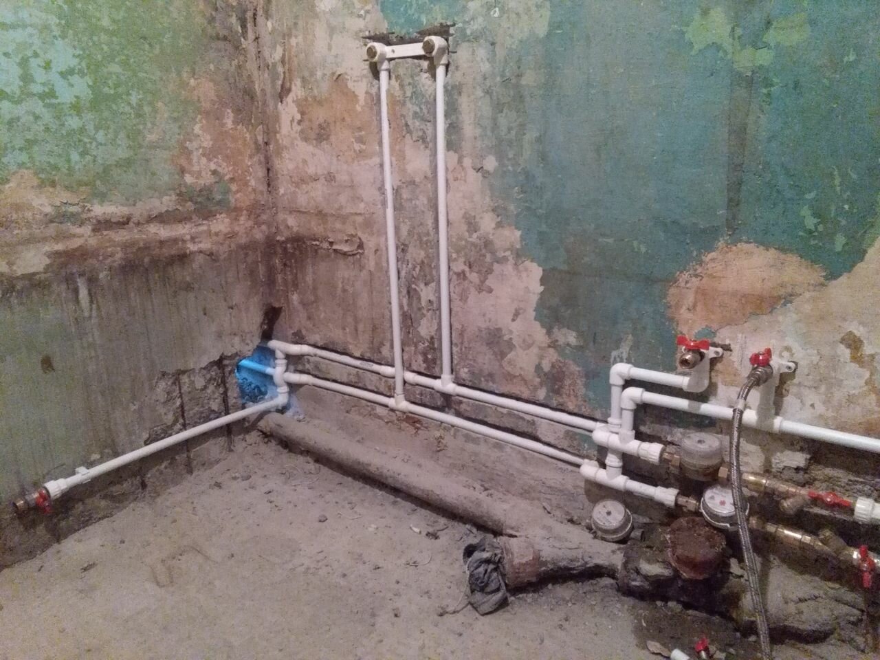 Разводка труб водоснабжения в частном доме: схемы, сечения, материалы