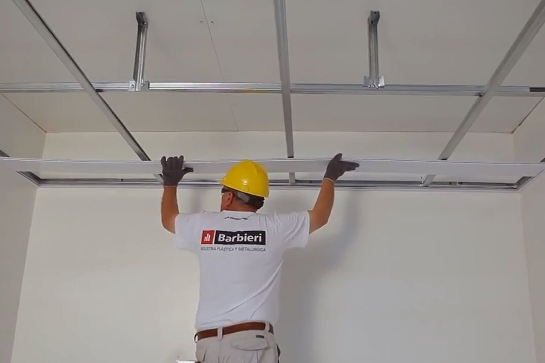 Как крепить пластиковые панели потолку или стене правильно и без ошибок