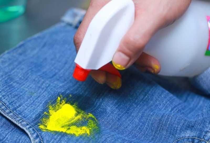Как быстро и эффективно отстирать пятна акриловой краски с ткани и одежды