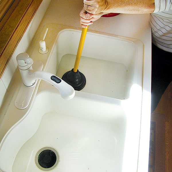 Как легко прочистить засор в раковине? 3 простых способа
