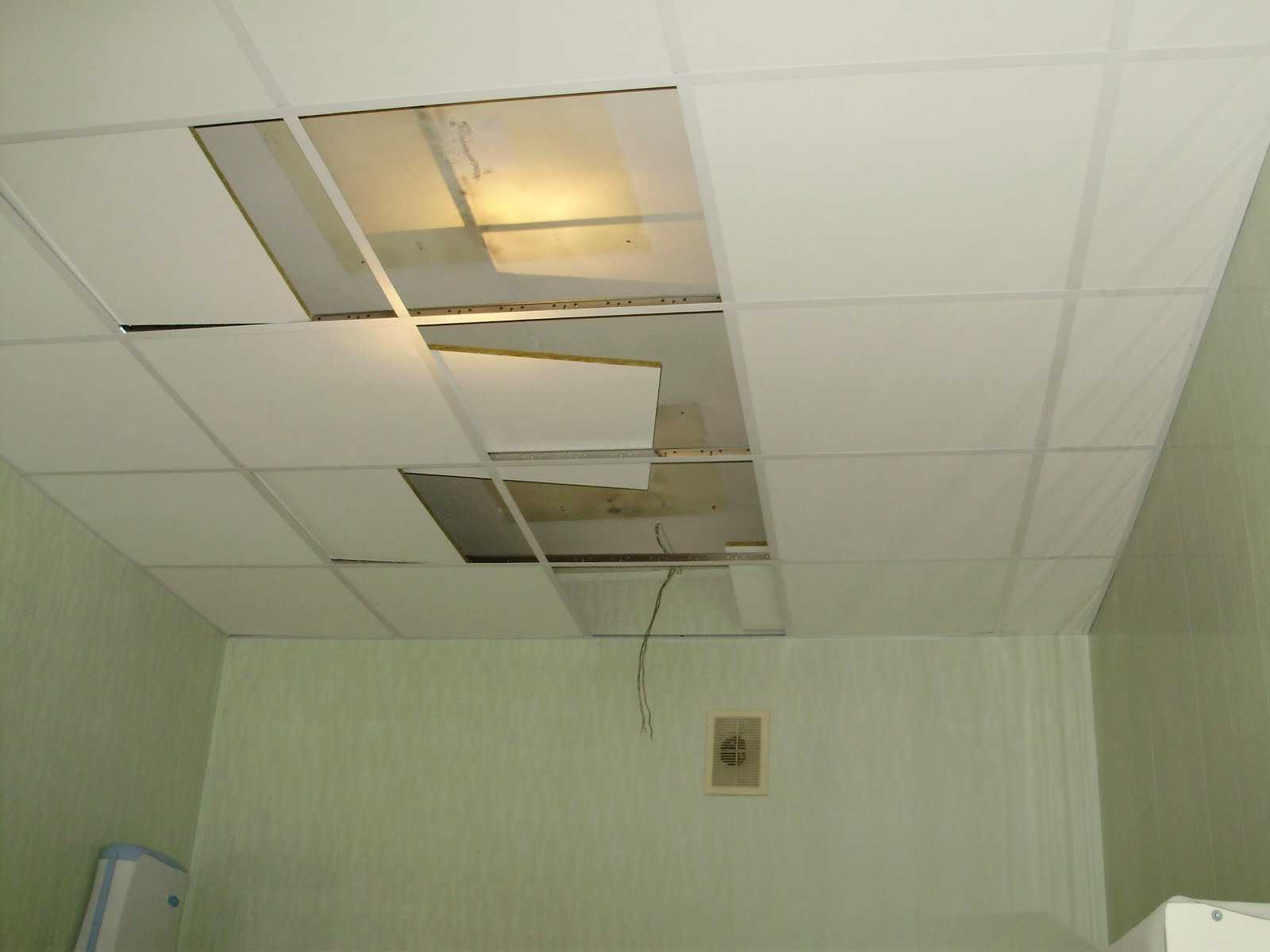 Демонтаж подвесного потолка: как разобрать реечный потолок
