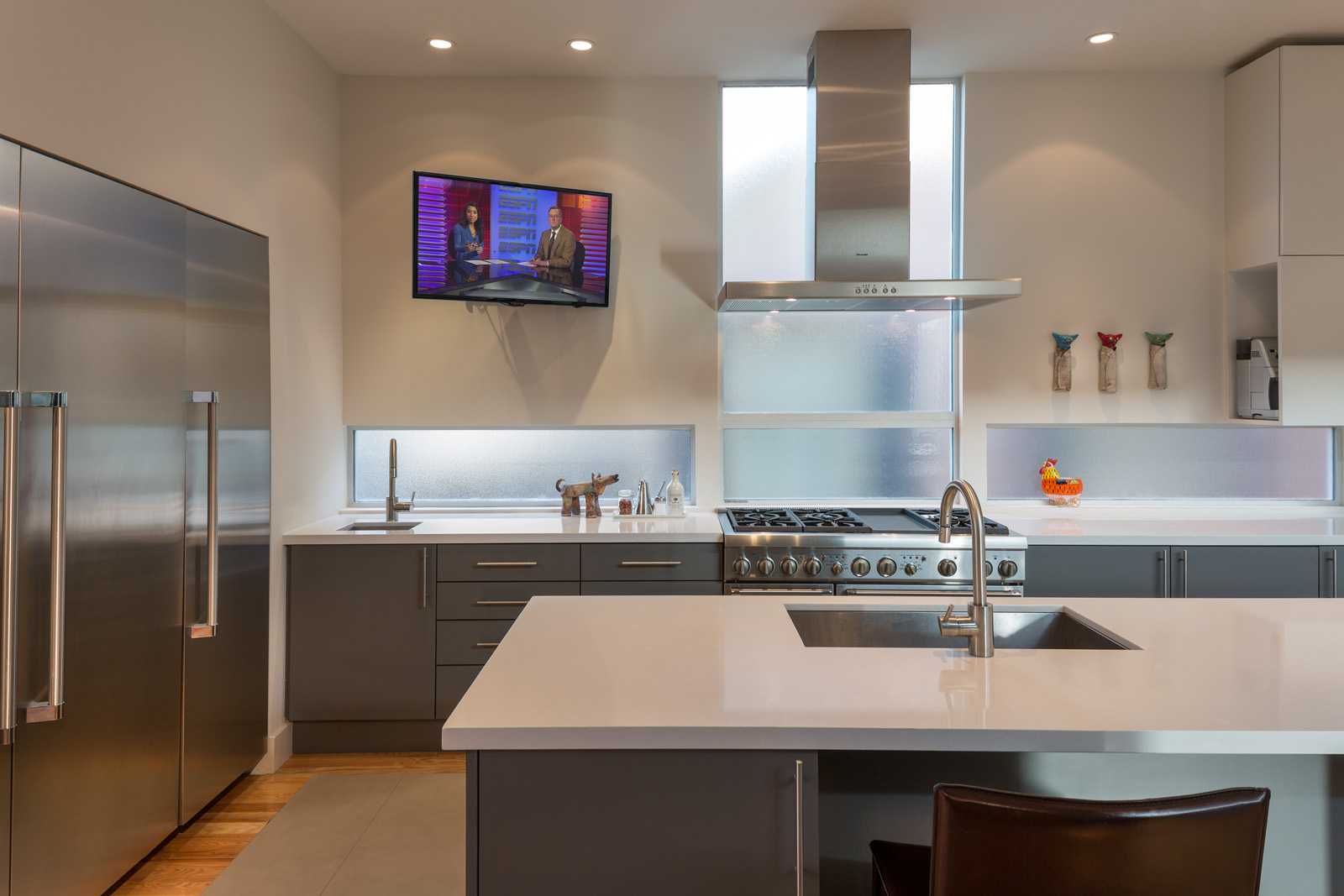 Встроенный телевизор в кухонный гарнитур: как встроить тв в шкаф или фасад кухни