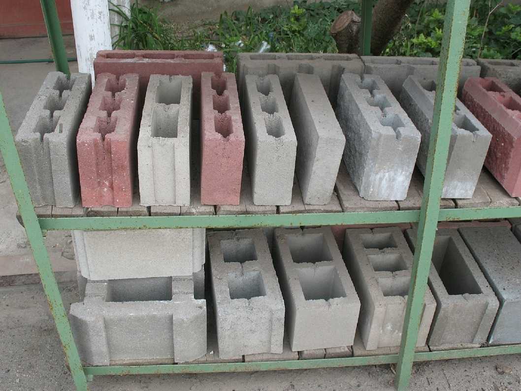 Блоки для забора (38 фото): декоративные ограждения из шлакоблока, пеноблоков и пескоблока, бетонные и керамзитобетонные ворота
