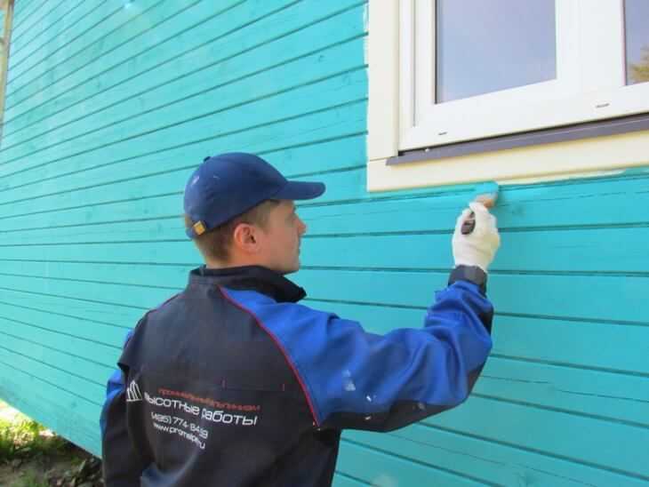 Чем покрасить деревянный дом снаружи: правила и рекомендации