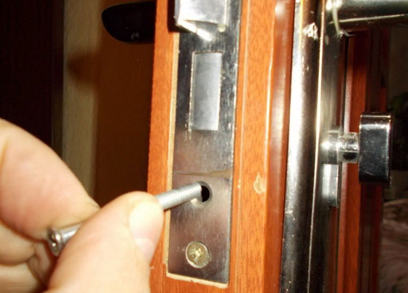Как разобрать входную дверь: каким образом вынуть внутренний врезной дверной замок, металлическую личинку, защелку, снять ручку с пластиковой и железной конструкции?