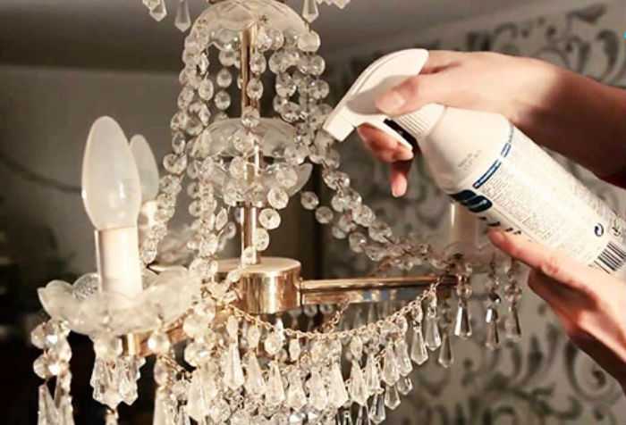Как помыть хрустальную люстру не снимая с потолка, выбор средства с распылителем