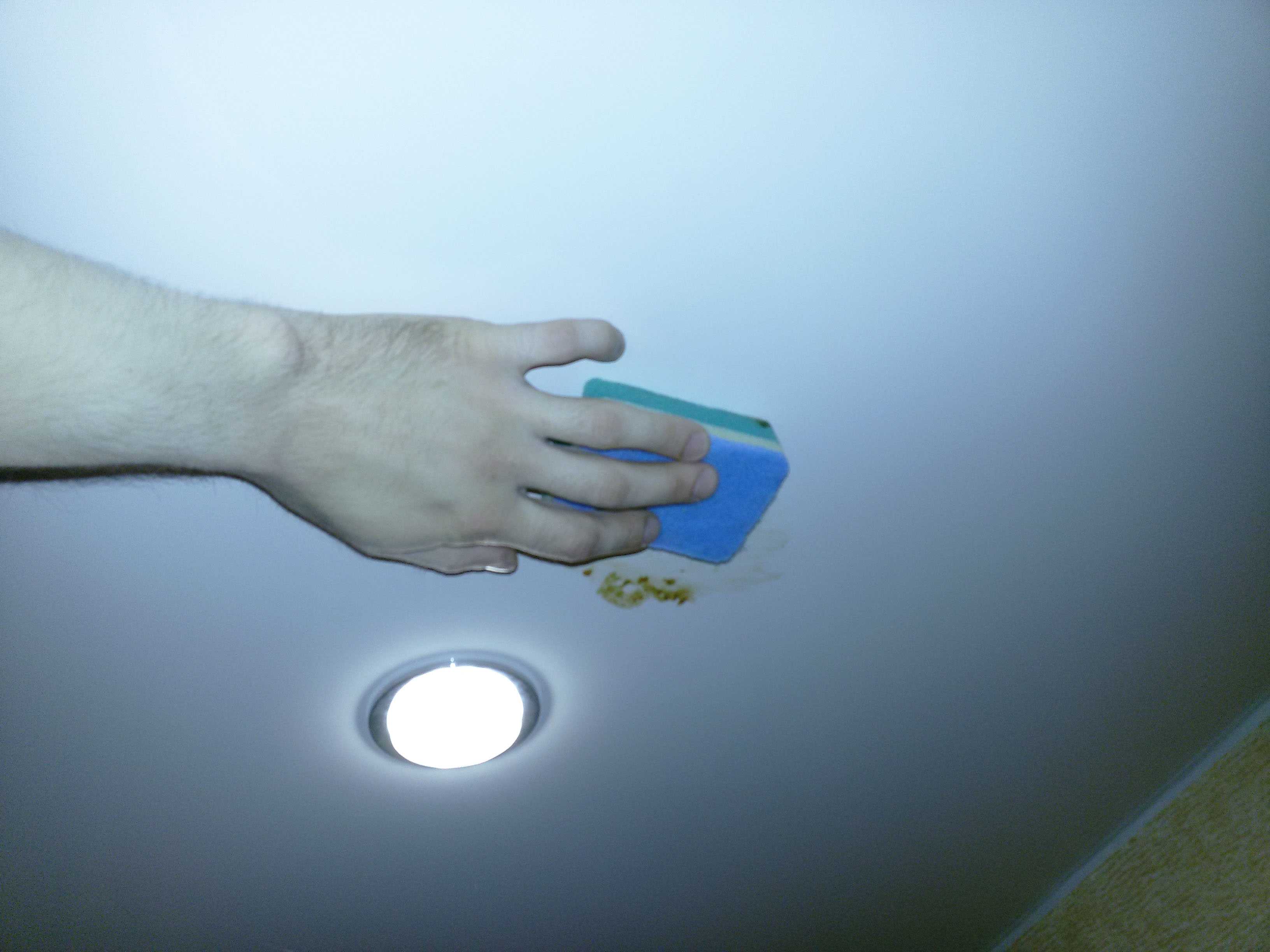 Как помыть глянцевый натяжной потолок: 3 простых шага до блестящего результата
