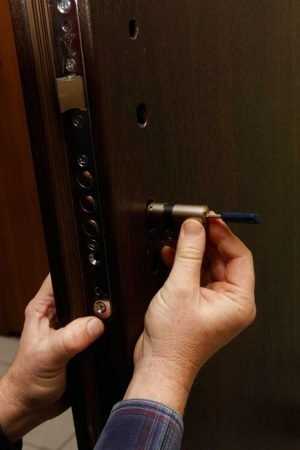 Необходимость замены замка или личинки замка на входной двери может возникнуть в ряде вполне житейских ситуаций