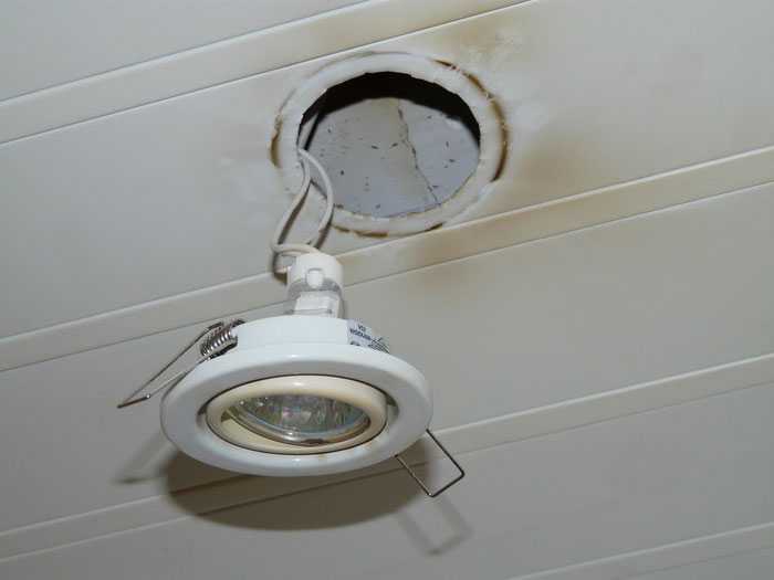 Как правильно снять встроенный точечный светильник с натяжного потолка и поменять лампочку