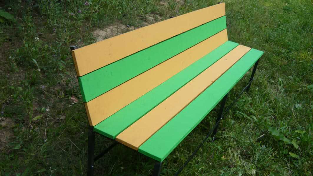 Крашенная скамейка, чем покрасить лавочку деревянную на улице