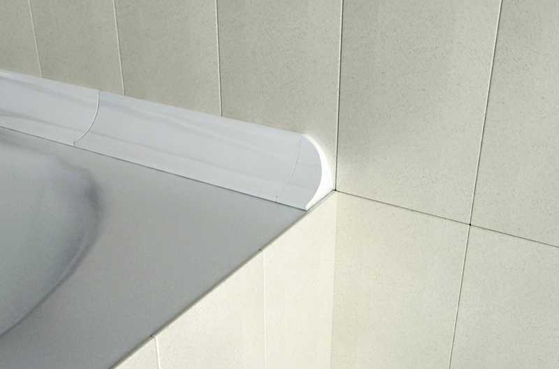Как эффективно заделать щель между ванной и стеной