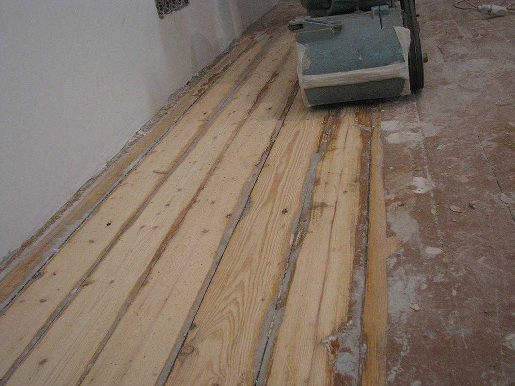 Как выровнять деревянный пол не срывая доски