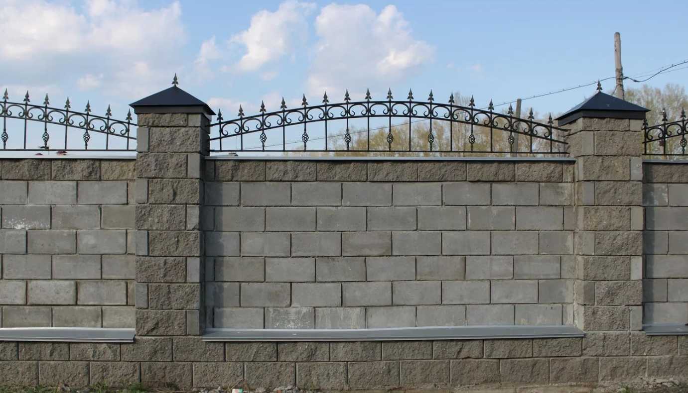 Забор из блоков рваный камень