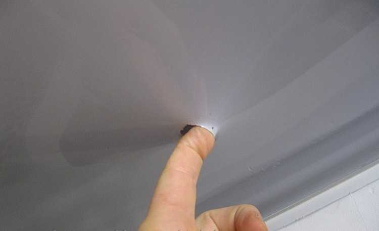 Ремонт натяжных потолков после пореза: как заклеить своими руками, что делать в случае повреждения потолочного покрытия, как заделать и устранить порез