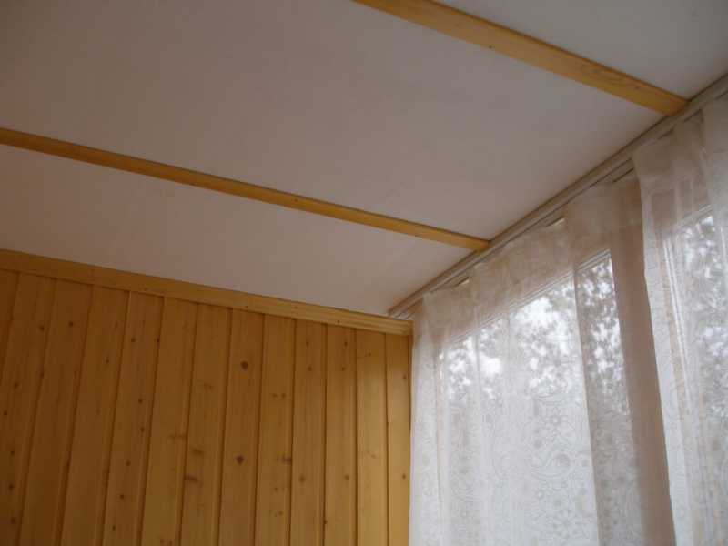 Потолок на балконе (71 фото): варианты отделки потолка лоджии. чем его обшить? реечный потолок и потолок с пластиковыми панелями, другие варианты