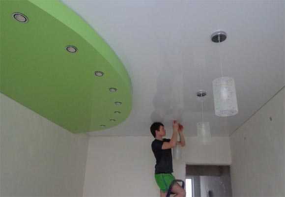 Как мыть натяжной потолок глянцевый без разводов в домашних условиях