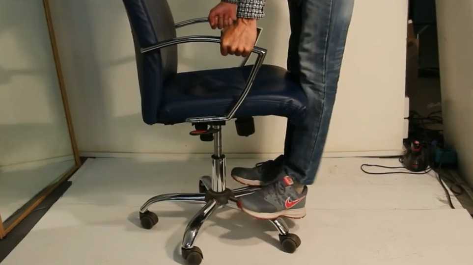 Поменять обивку на офисном кресле