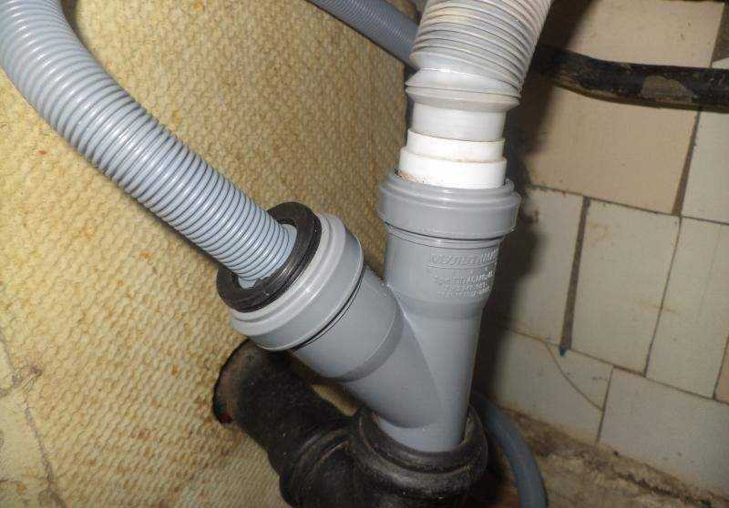 Высота слива для стиральной машины в канализацию в стене: на какой подключать шланг