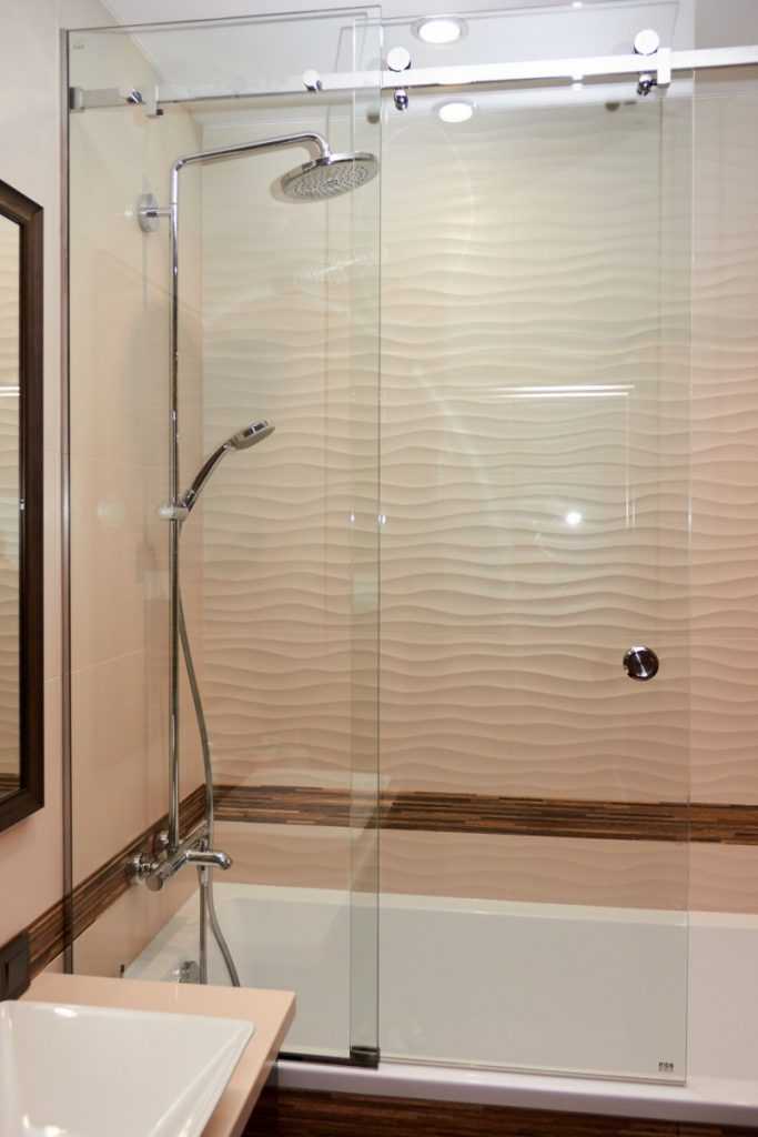 Стеклянная шторка для ванной (50 фото): стильные варианты