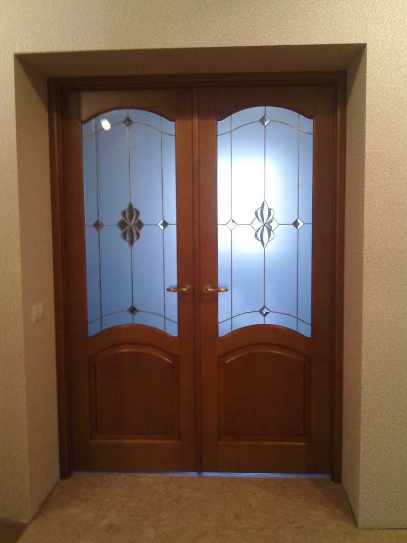 Двухстворчатые двери межкомнатные и входные, распашные и раздвижные пвх, мдф со стеклом в интерьере